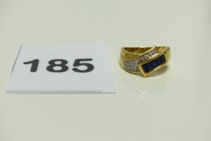 1 Bague en or ornée de petits diamants et de petites pierres bleues (Td 51). PB 5,8g