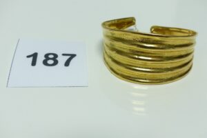 1 Bracelet rigide en or (soudure de réparation) ouvert avec chaînette de sécurité (Diamètre 5cm). PB 11,3g