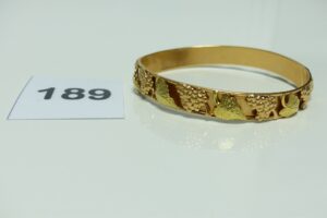 1 Bracelet en or à décor de grappes de raisins (Diamètre 7cm). PB 15,3g