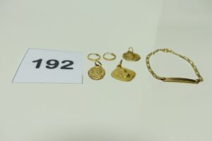 2 créoles pour bébé, 3 médailles religieuses (2 gravées) et 1 bracelet identité vierge (L12cm). Le tout en or. PB 6,4g