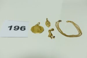 1 chaîne fine ne or (L50cm), 2 médailles de la Vierge en or (verso gravé) et 1 pendentif main en or orné d'une petite pierre bleue. PB 9,4g