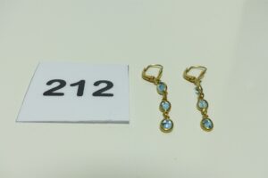 2 pendants en or ornés de 3 pierres bleues. PB 2,9g