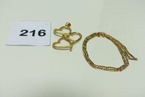 1 pendentif en or à décor de 3 coeurs et 1 chaîne maille alternée en or (L48cm). PB 8,4g