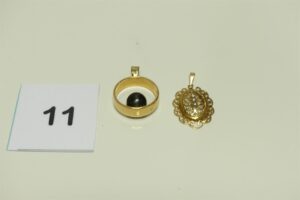2 Pendentifs en or 750/1000 (1 orné d'une grosse perle grise)(1 orné de 3 petites perles). PB 14,1g