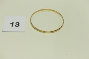 1 Bracelet en or 750/1000 rigide et ouvragé (Diamètre 6,5/7cm). PB 14,1g