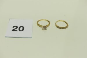 2 Bagues en or 750/1000 (1 réhaussée d'une pierre, Td58)(1 demi jarretière ornée de pierres, Td58). PB 4,1g