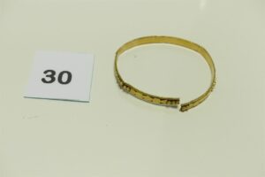 1 Bracelet en or 750/1000 rigide et ouvragé cassé. PB 18,3g