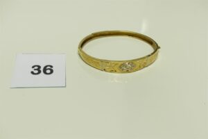 1 Bracelet en or 750/1000 bicolore rigide et ouvrant orné de pierres (trés abimé, Diamètre 6,5/7cm). PB 10,3g