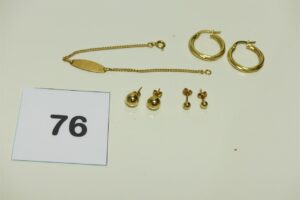 6 Boucles en or 750/1000 (2 ciselées)(4 à décor de boules cabossées) et 1 bracelet en or 750/1000 maille gourmette avec plaque identité gravée (L14cm). PB 4,9g