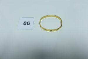1 Bracelet en or 750/1000 rigide et ouvrant (cabossé, fermoir cassé, Diamètre 6,5cm). PB 13,4g