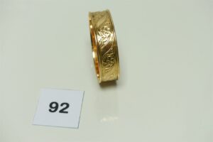 1 Bracelet large, rigide et ouvragé en or 750/1000 (Diamètre 7cm). PB 33,5g