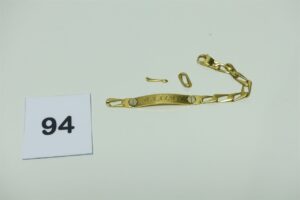 1 Bracelet en or 750/1000 avec plaque identité gravée (cassé en plusieurs morceaux). PB 12,7g