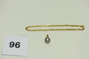 1 Pendentif en orné d'une perle grise en or 750/1000 et 1 chaîne maille forçat (L 46cm) en or 750/1000. PB 8g
