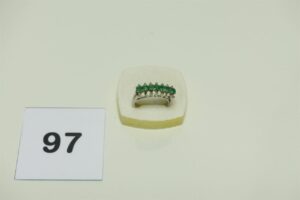 1 Bague eornée de pierres vertes et petits diamants (1 chaton vide, Td53) en or 750/1000. PB 3,3g