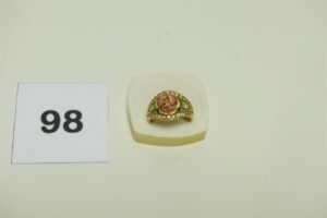 1 Bague à décor floral en émail et ornée de petits diamants (Td53) en or 750/1000. PB 5,7g