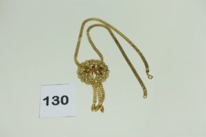 1 Collier en or 750/1000 motif central ouvragé et orné d'une petite pierre rouge et de pampilles (L 48cm). PB 13g