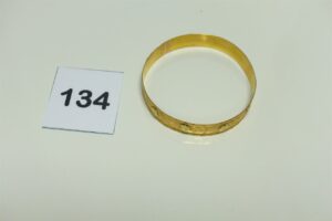 1 Bracelet rigide et ouvragé en or 750/1000 (Diamètre 6,5cm). PB 23,3g