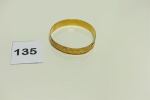 1 Bracelet rigide et ouvragé (Diamètre 6,5cm) en or 750/1000. PB 22,1g
