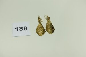 2 Pendants à décor floral en or 750/1000 (quelques soudures bas titre). PB 3,4g