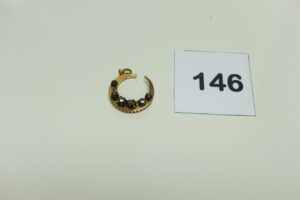 1 Pendentif broche cassé orné d'un rang d'un rang de petits diamants TL rose (manque aiguille). Le tout en or 750/1000 et argent 800/1000. PB 3,7g