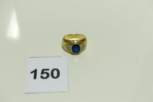 1 Bague en or 750/1000 ornée d'une pierre bleue usée épaulée de petits diamants (Td67). PB 23g