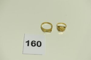 2 Bagues en or 750/1000 (1 chevalière, Td53)(1 bicolore ornée d'une petite pierre, Td61). PB 7,6g