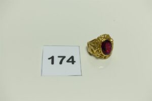 1 Grosse chevalière en or 750/1000 sertie d'une pierre rouge (ressort à l'intérieur, Td61). PB 38,1g