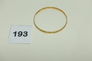 1 Bracelet en or 750/1000 rigide et ouvragé (Diamètre 7cm). PB 14,8g