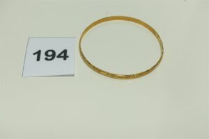 1 Bracelet en or 750/1000 rigide et ouvragé (Diamètre 7cm). PB 14,1g