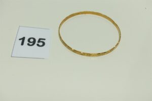 1 Bracelet en or 750/1000 rigide et ouvragé (Diamètre 7cm). PB 12,6g