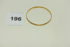 1 Bracelet en or 750/1000 rigide et ouvragé (Diamètre 7cm). PB 13,6g