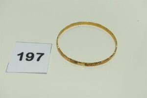 1 Bracelet en or 750/1000 rigide et ouvragé (Diamètre 7cm). PB 15,4g