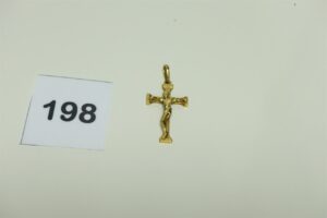 1 Christ monté sur croix en or 750/1000 (Hauteur 4cm). PB 5,2g