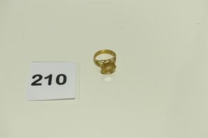 1 Bague en or 750/1000 réhaussée d'une grosse pierre jaune (Td55). PB 3,8g
