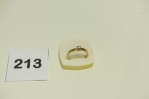 1 Bague en or 750/1000 réhaussée d'un petit diamant (Td59). PB 2,7g