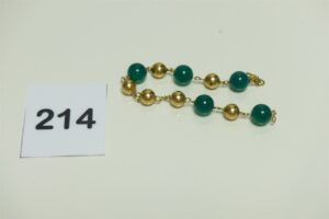 1 Bracelet marseillais en or 750/1000 orné de perles vertes (cassé). PB 13,5g