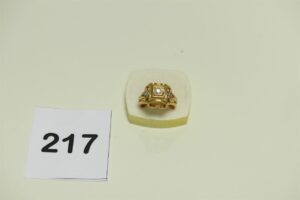1 Bague bicolore en or 750/1000 ornée de 3 petits diamants (Td54). PB 4,1g