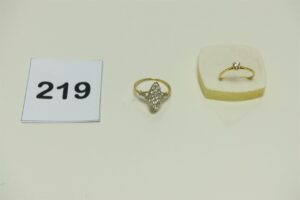 2 Bagues en or 750/1000 (1 marquise ornée de pierres, Td56)(1 réhaussée d'un petit diamant monture abimée, Td52). PB 3,7g