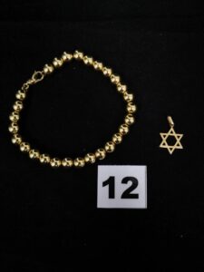 1 Pendentif étoile de David et 1 bracelet maille boule (L20cm). Le tout en or 750/1000 18k. PB 10g