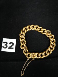 1 Bracelet maille gourmette creuse avec chaînette de sécurité (L19cm) en or 750/1000 18k. PB 13g