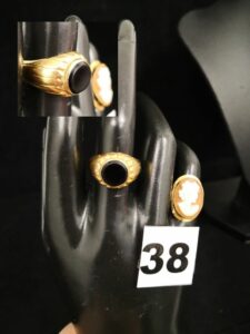 1 Bague camée (TD 49) PB 2,2g et 1 bague type chevalière (TD 56) ornée d'un onyx PB 6,3g. Le tout en or 750/1000 18k.