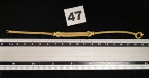 1 Bracelet maille colonne orné de motifs en X, fermoir bouée (L 18cm) en or 750/1000 18k. PB 11,1g