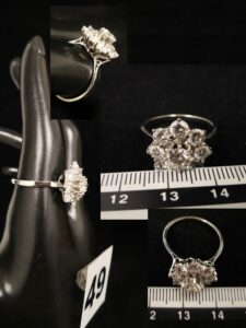 1 Bague marguerite sertie d'un beau diamant central dans un entourage de 8 diamants (TD58), en or gris 750/1000 18k. PB 4,8g