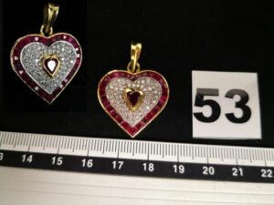 1 Pendentif coeur serti de rubis calibrés et diamants (L3cm) en or 750/1000 18k. PB 8,6g