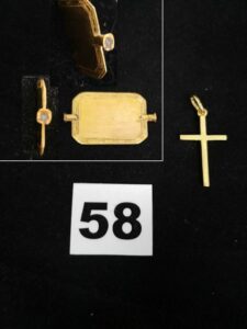 1 Croix (L3cm) en or 750/1000 PB 3,1g et 1 clef de montre rectangulaire en or 750/1000 embouts remontoirs en métal. PB 3,8g