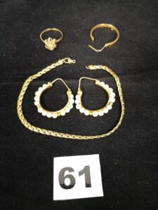 Lot casse: 1 bague avec pierres, 1 boucle, 1 bracelet cassé et 1 paire de créoles avec perles. Le tout en or 750/1000 18k.PB 11,8g