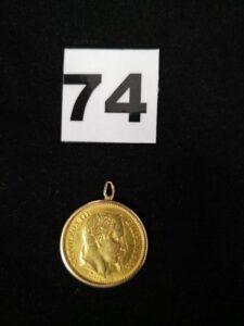1 Médaille sertie griffe d'une pièce de 20fr Napoleon III tête laurée année 1862. le tout en or 900/1000 et 750/1000 PB 7,3g
