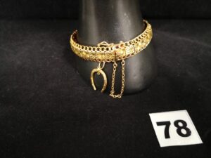 1 Bracelet articulé motif etoilé (L19,5 cm), son pendentif fer à cheval et sa chainette de securité. Le tout en or 750/1000 18k. PB 20,3g