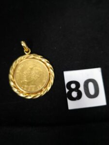 1 Pendentif serti d'une piece de 20 Lires Vittorio Emanuele (année 1863) en or 900/1000 et monture 750/1000 . PB 8,6g