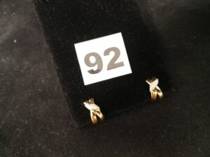 2 Boucles d'oreilles ornées de petites pierres blanches, en or 750/1000 18k. PB 3,6g